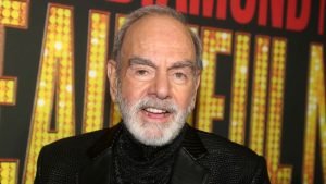 Neil Diamond surprises audience with 'Sweet Caroline' at Broadway opening