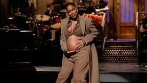 Keke Palmer reveals baby bump as part of her 'Saturday Night Live' opening monologue